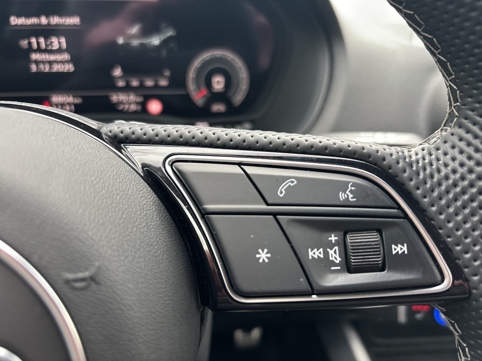 Audi Q2 40 quattro S LINE BLACKPAK AHK CAM LM19 NAVI+