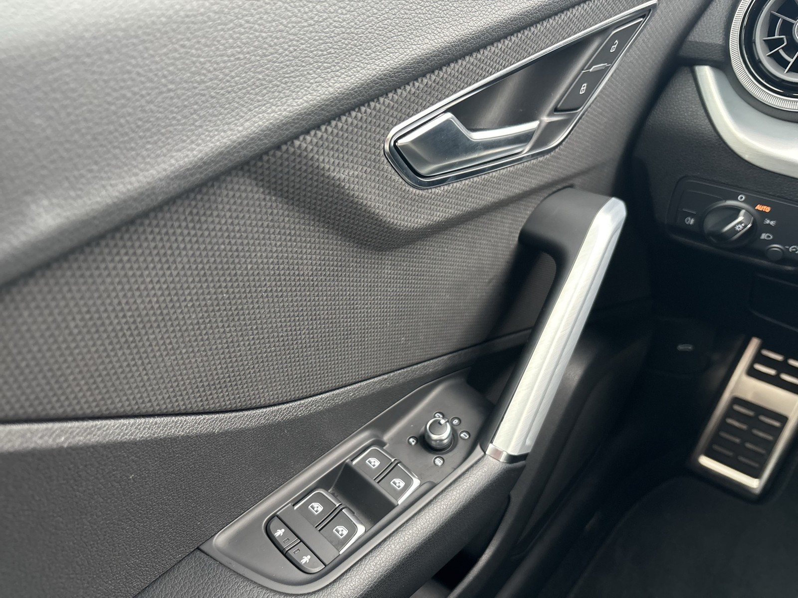 Audi Q2 40 quattro S LINE BLACKPAK AHK CAM LM19 NAVI+