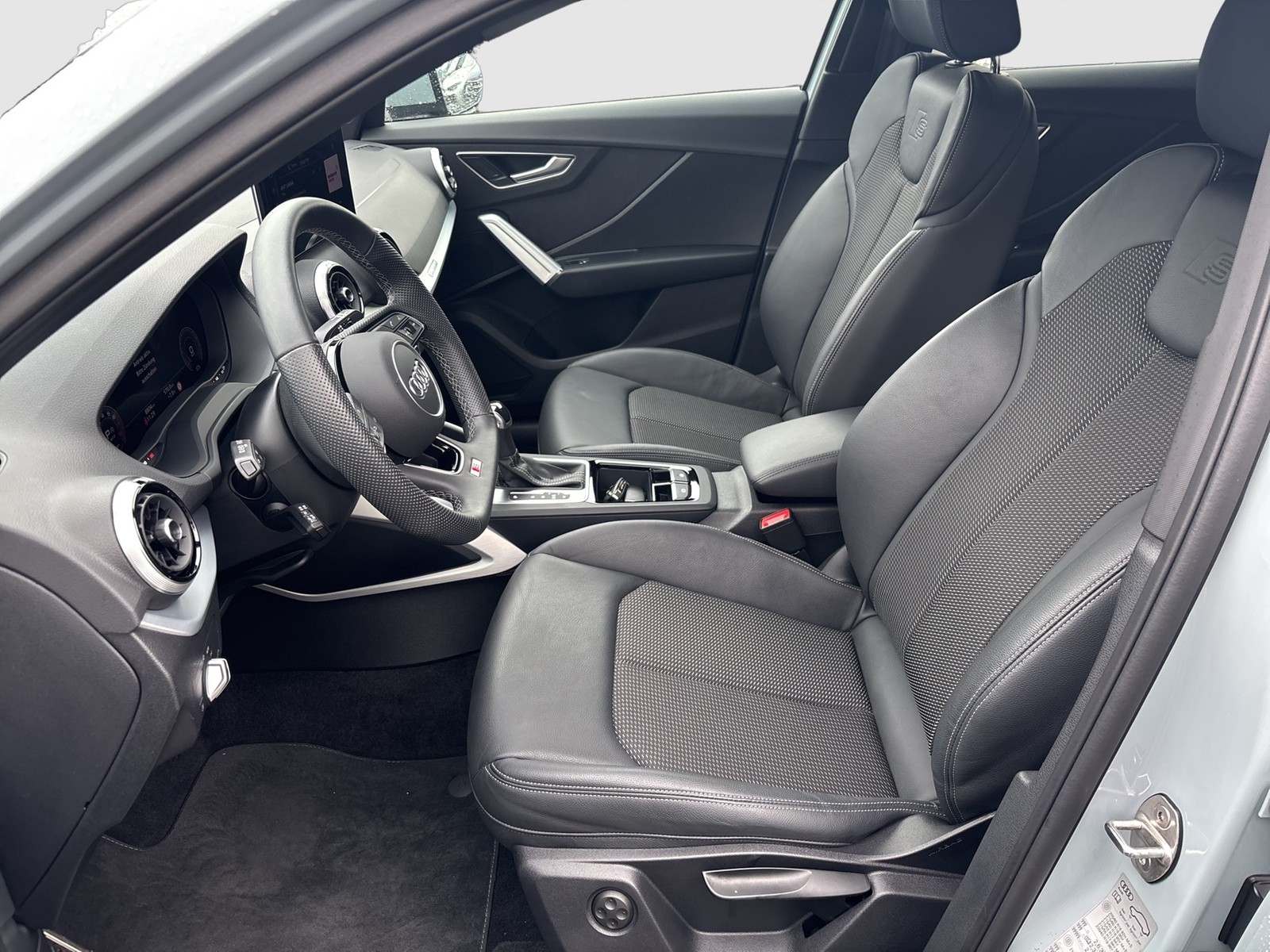 Audi Q2 40 quattro S LINE BLACKPAK AHK CAM LM19 NAVI+