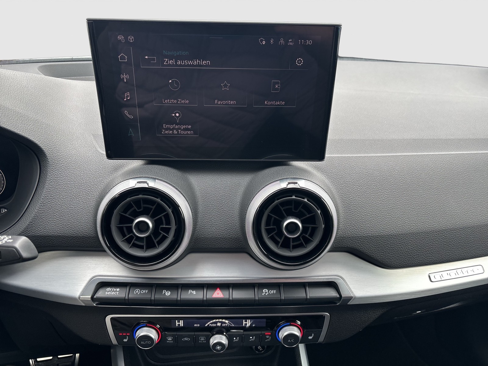 Audi Q2 40 quattro S LINE BLACKPAK AHK CAM LM19 NAVI+