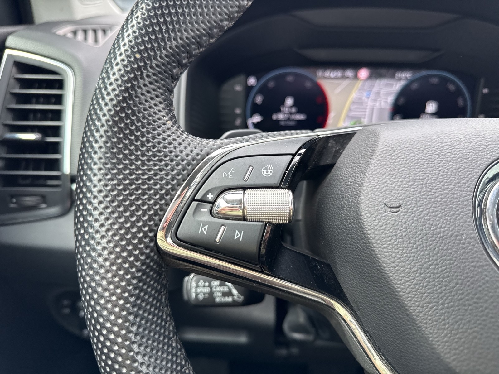 Skoda Karoq 2.0 CAM ACC NAVI LM17 CARPLAY SITZHEIZUNG