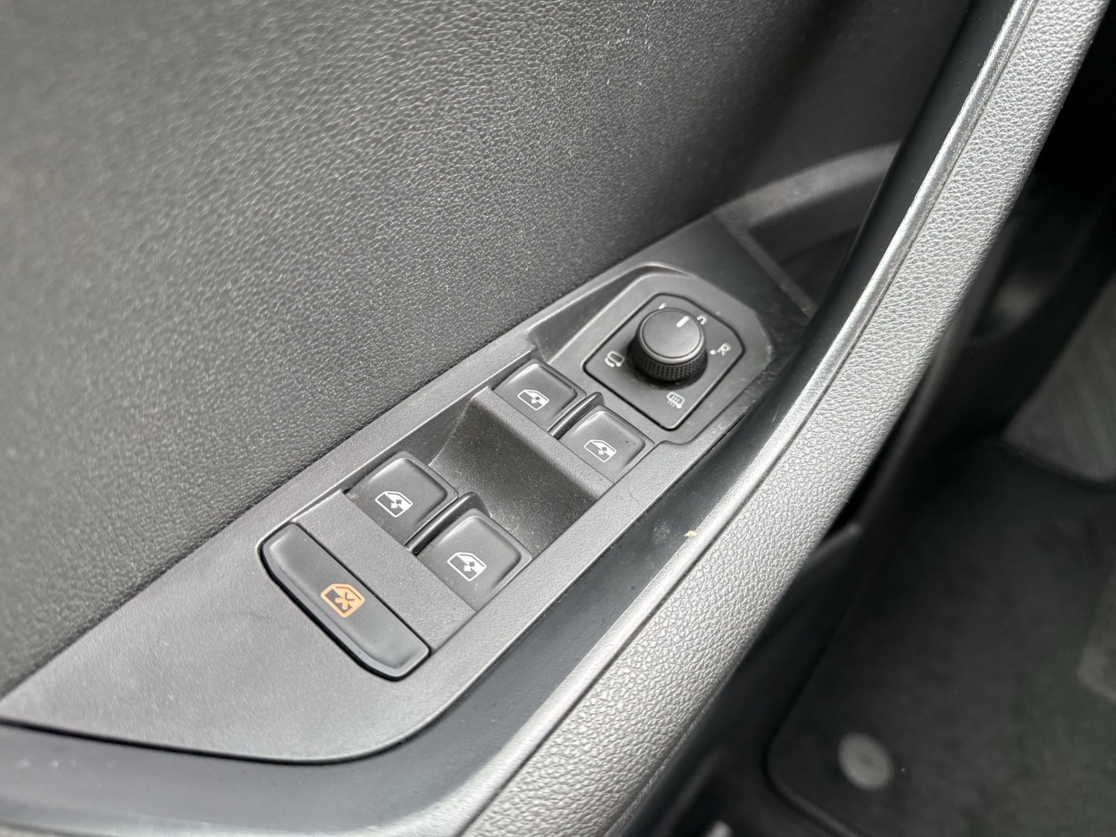 Skoda Karoq 2.0 CAM ACC NAVI LM17 CARPLAY SITZHEIZUNG