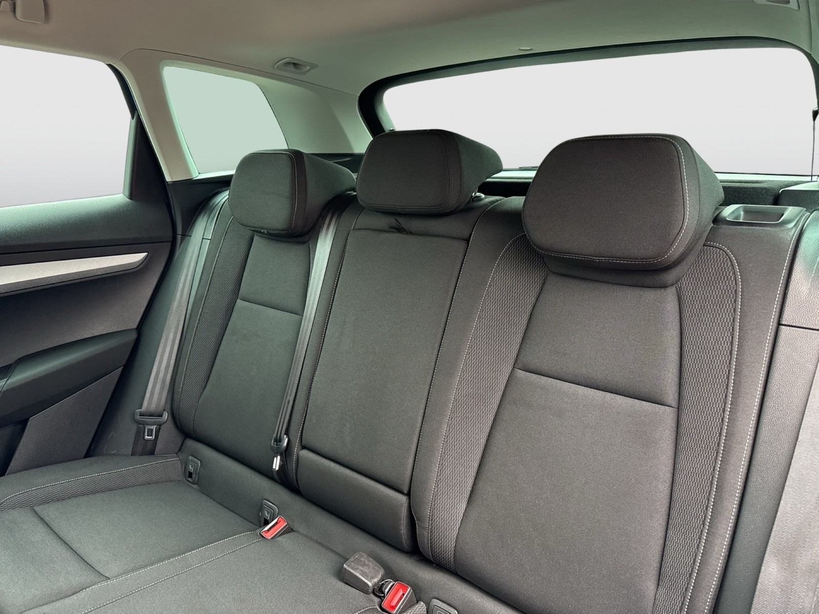 Skoda Karoq 2.0 CAM ACC NAVI LM17 CARPLAY SITZHEIZUNG