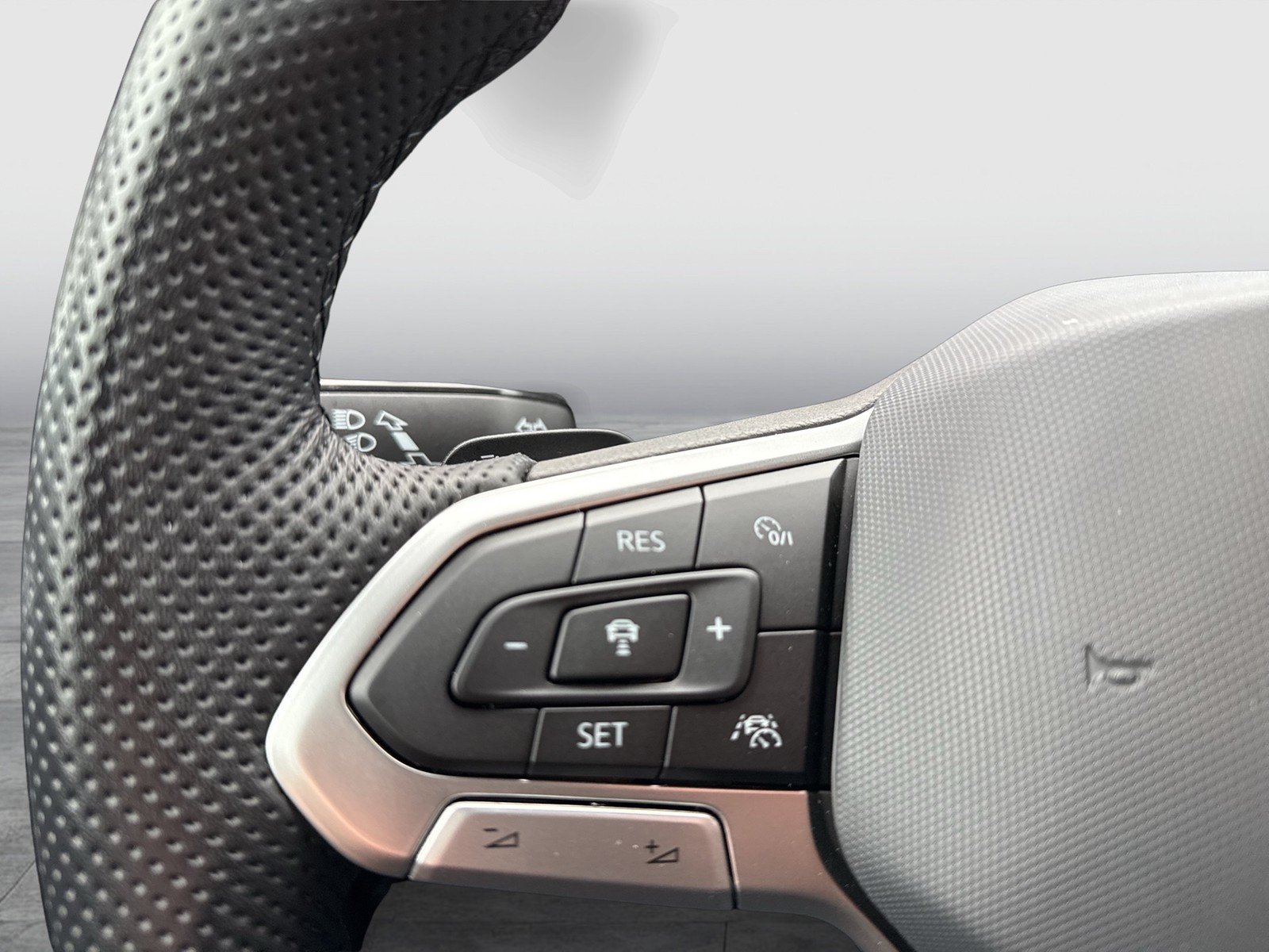 Volkswagen T-Roc 2.0 R-LINE CAM ACC NAVI 17Z CARPLAY SITZHZ