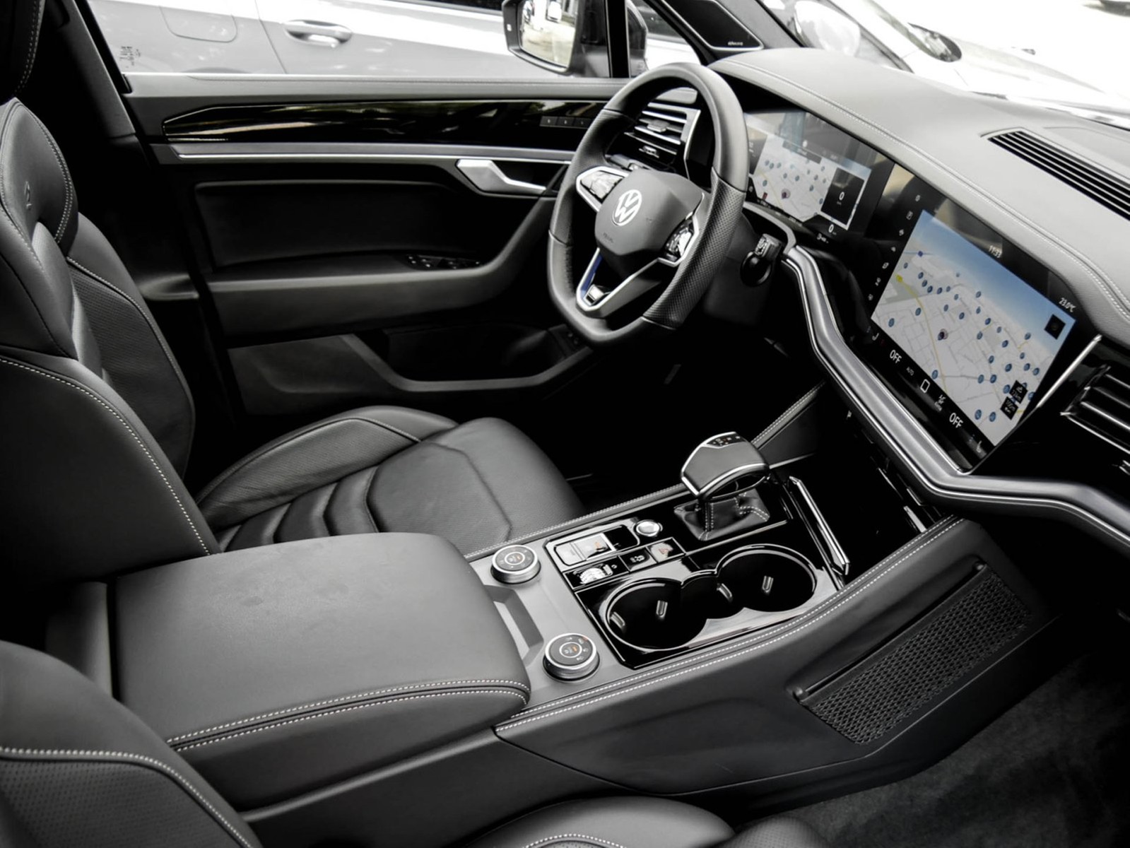 Volkswagen Touareg HYBRID R NEUES MODELL PANO AHK ACC LM21