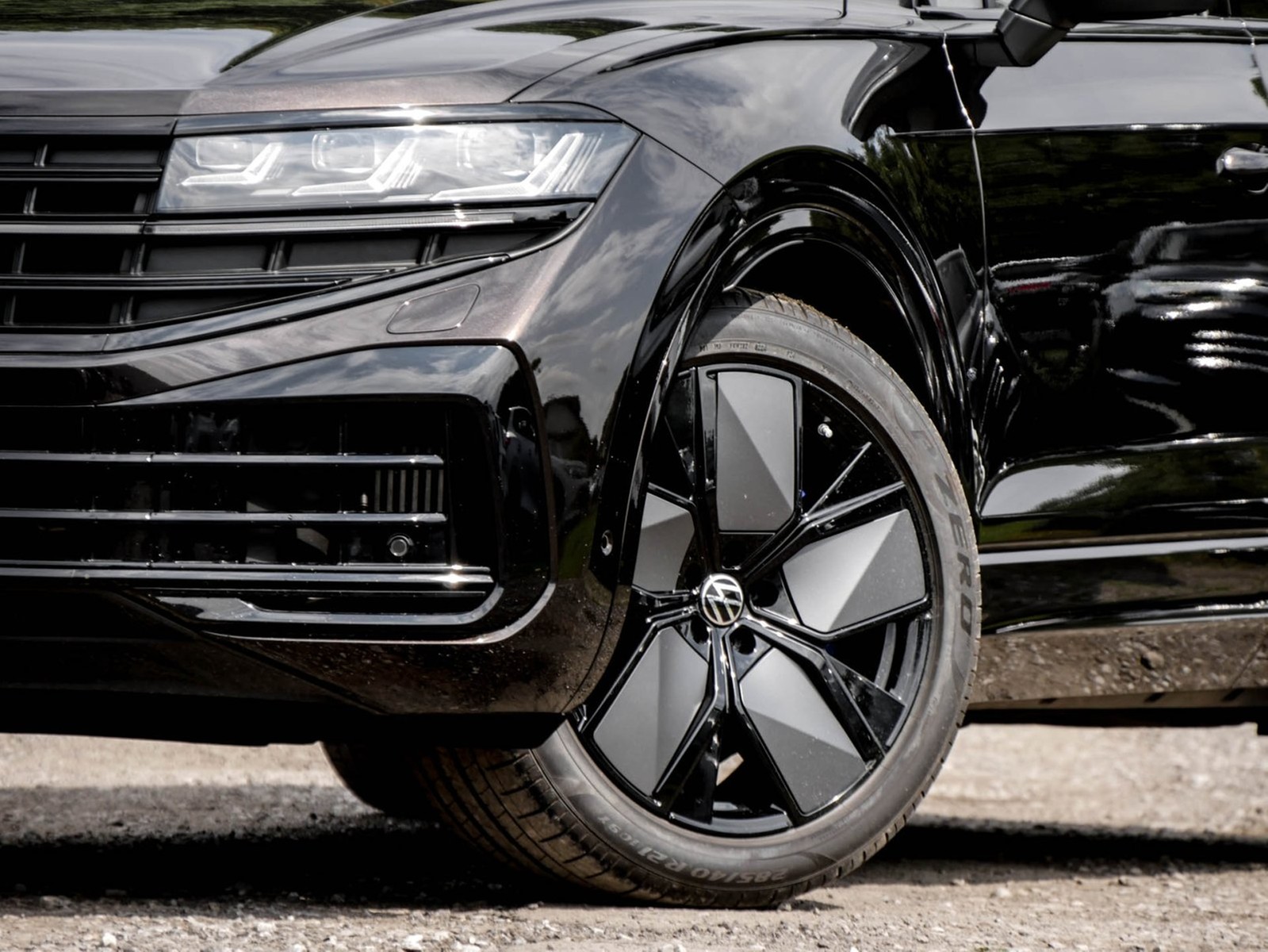 Volkswagen Touareg HYBRID R NEUES MODELL PANO AHK ACC LM21