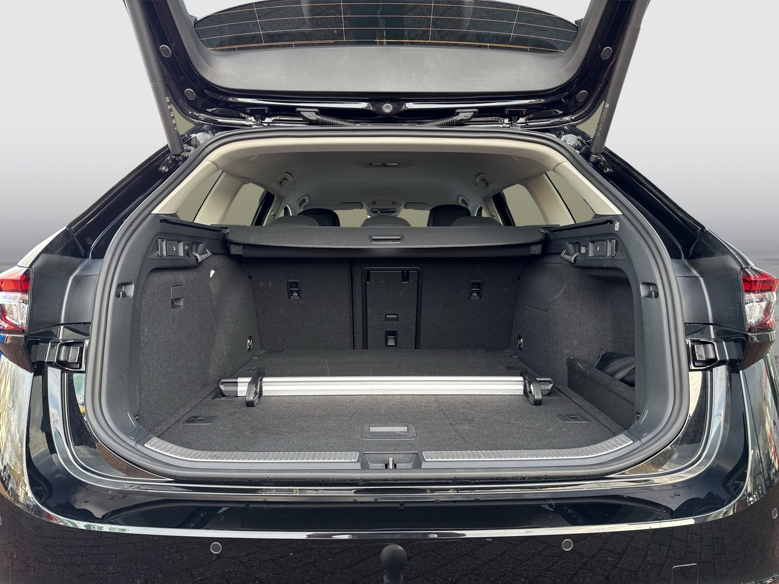 Skoda Superb Combi 1.5 eTSI SELECTION AHK CAM ACC NAVI