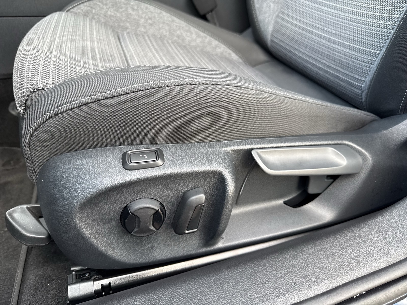 Skoda Superb Combi 1.5 eTSI SELECTION AHK CAM ACC NAVI