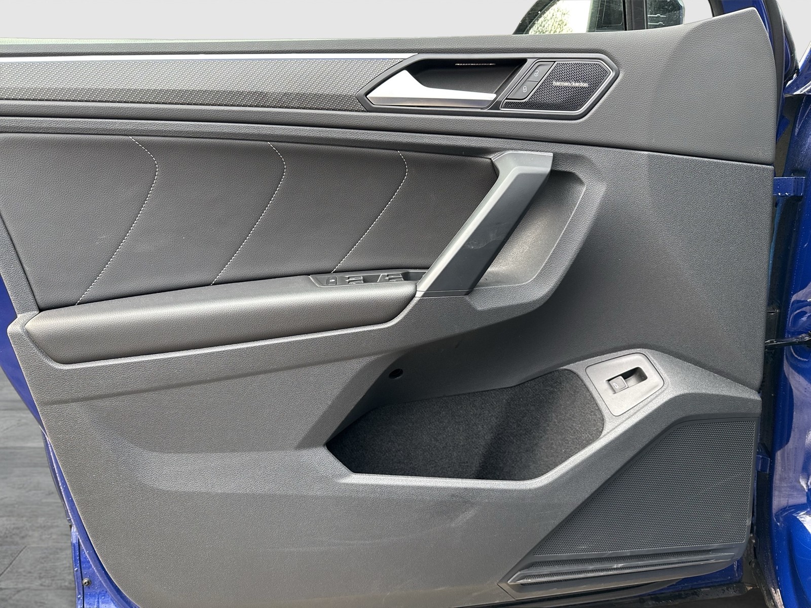 Volkswagen Tiguan 2.0 R-LINE BLACK STYLE 4X4 PANO AHK LM19