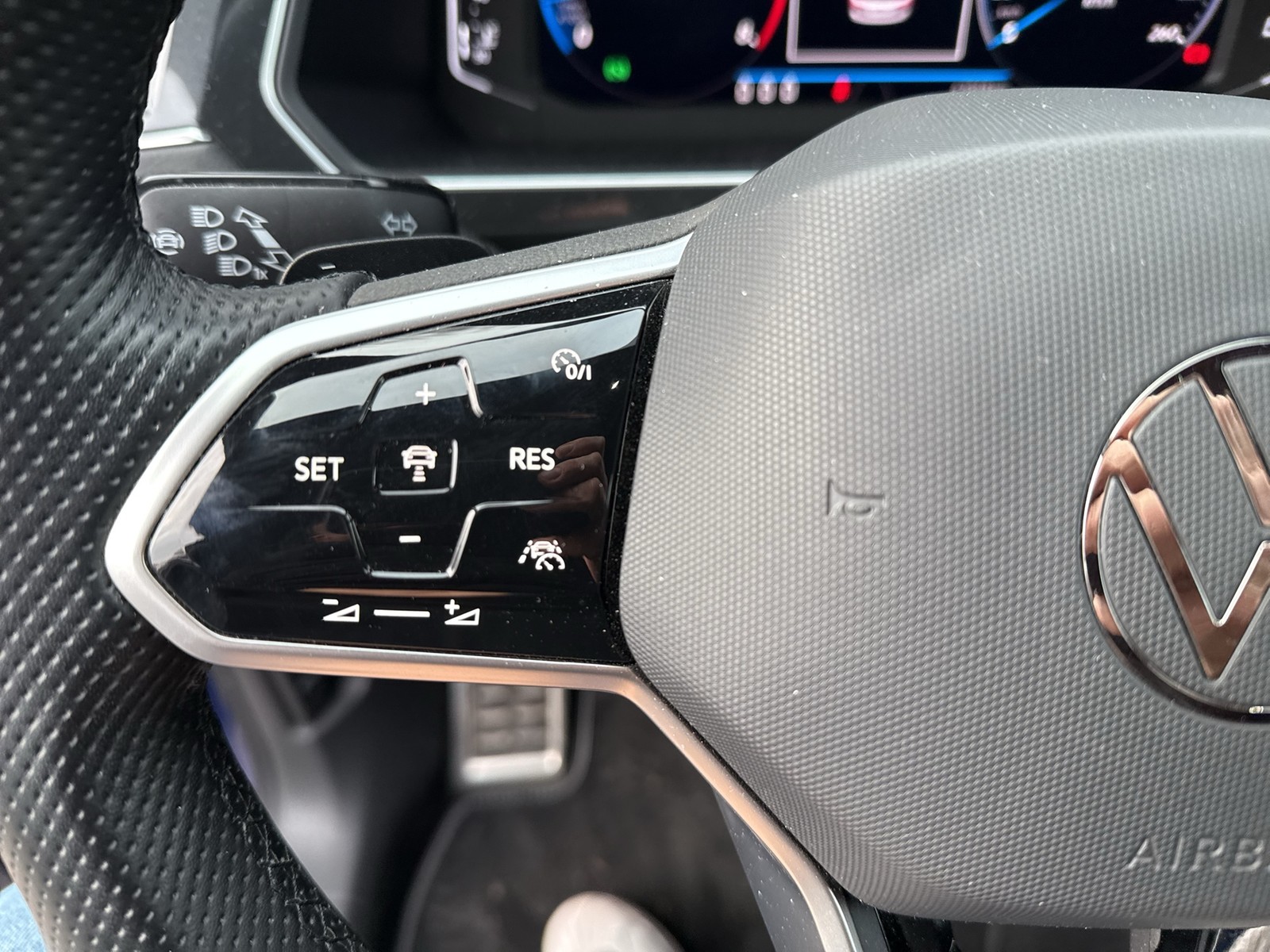 Volkswagen Tiguan 2.0 R-LINE BLACK STYLE 4X4 PANO AHK LM19