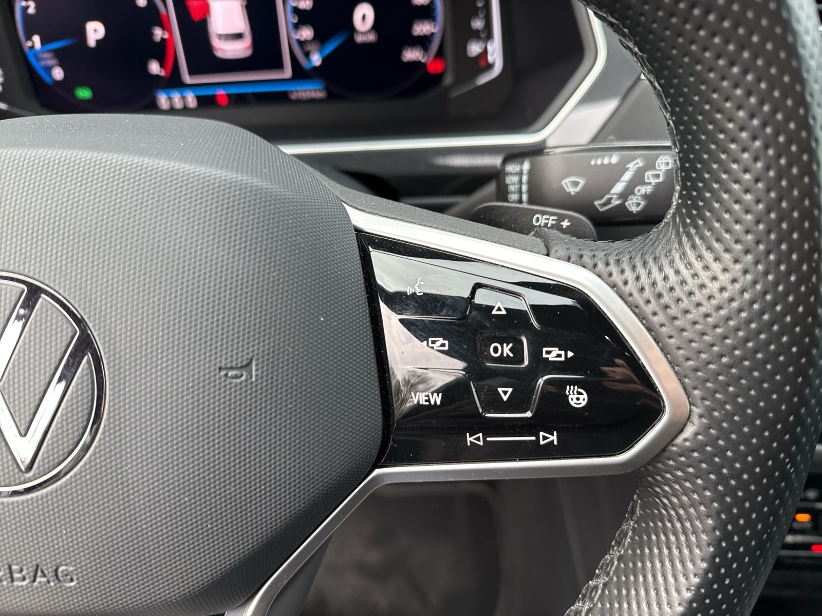 Volkswagen Tiguan 2.0 R-LINE BLACK STYLE 4X4 PANO AHK LM19