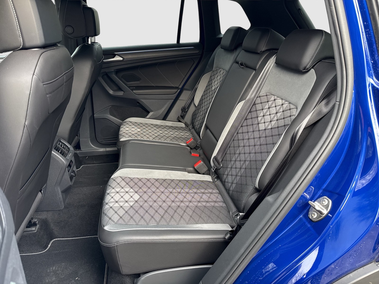 Volkswagen Tiguan 2.0 R-LINE BLACK STYLE 4X4 PANO AHK LM19