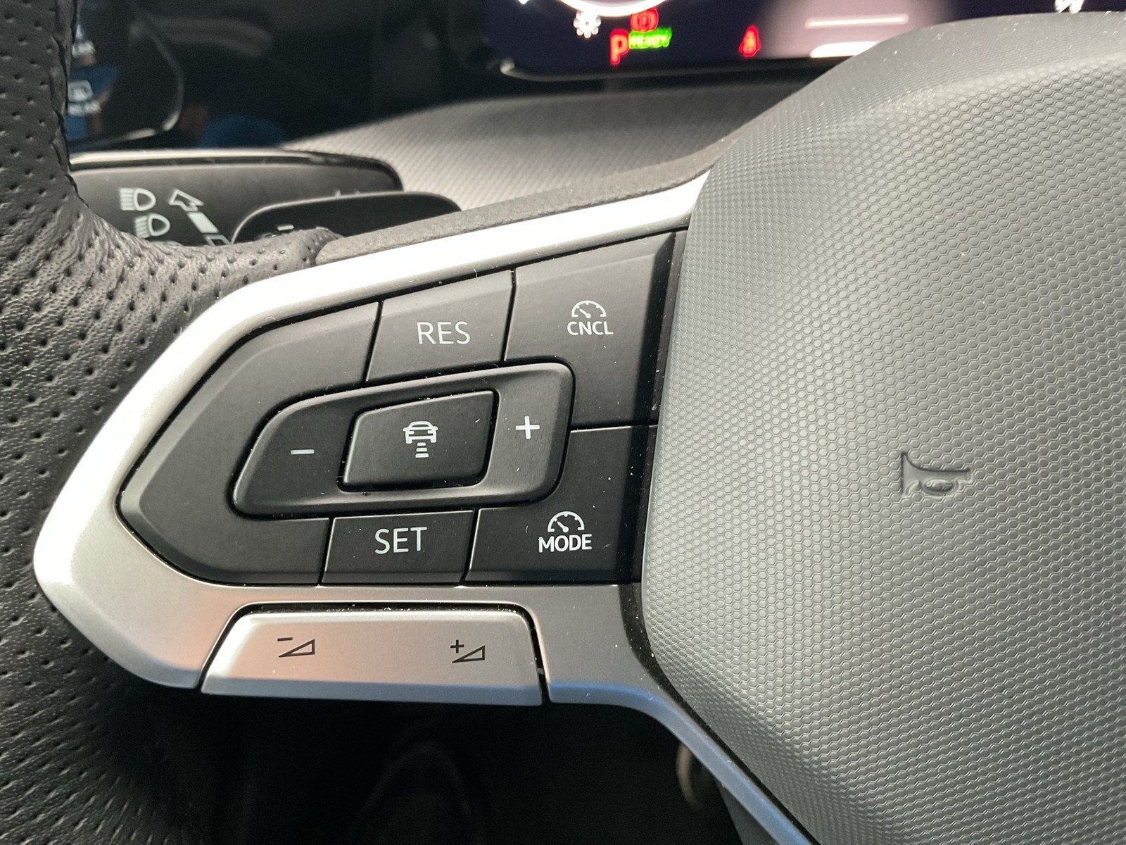 Volkswagen Golf VIII 1.5 eTSI R-LINE FACELIFT CAM ACC LM17