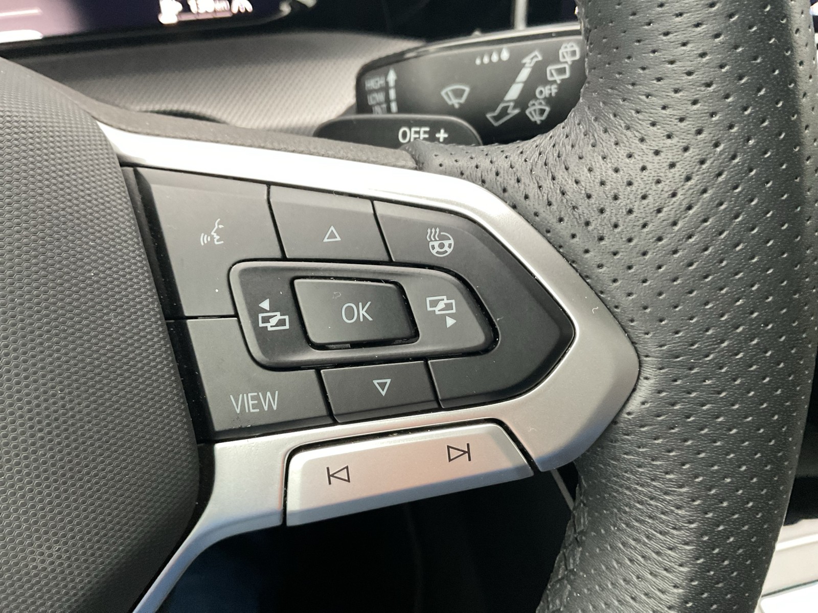 Volkswagen Golf VIII 1.5 eTSI R-LINE FACELIFT CAM ACC LM17