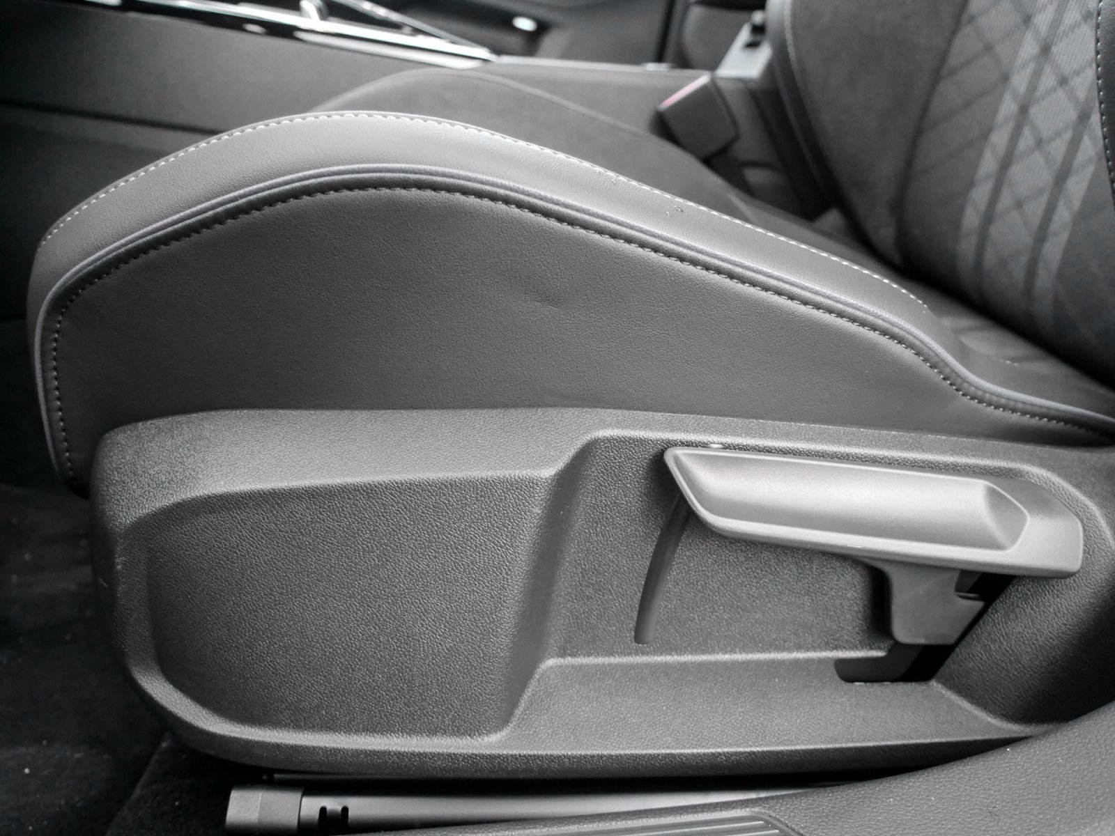 Volkswagen Golf Variant 2.0 R-LINE DSG BLACKSTYLE MATRIXLED