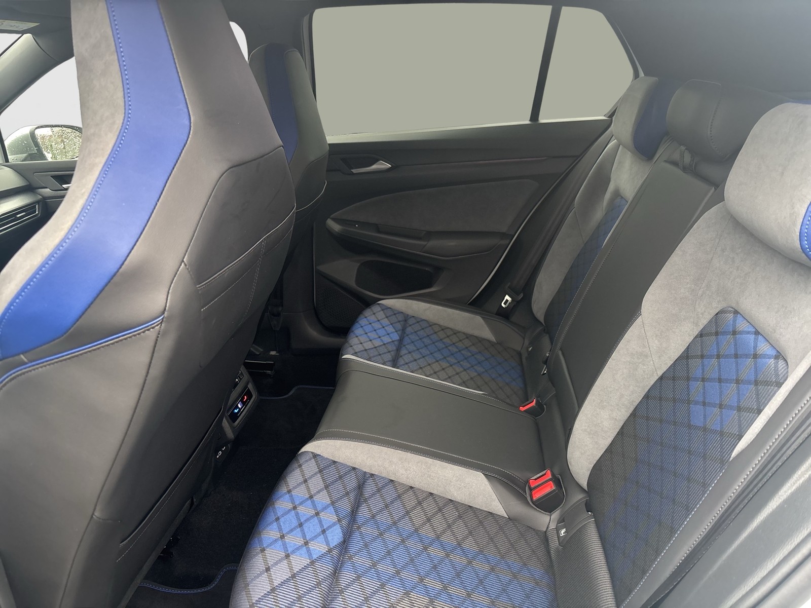 Volkswagen Golf VIII 2.0 R 4X4 NAVI KAMERA ALU18