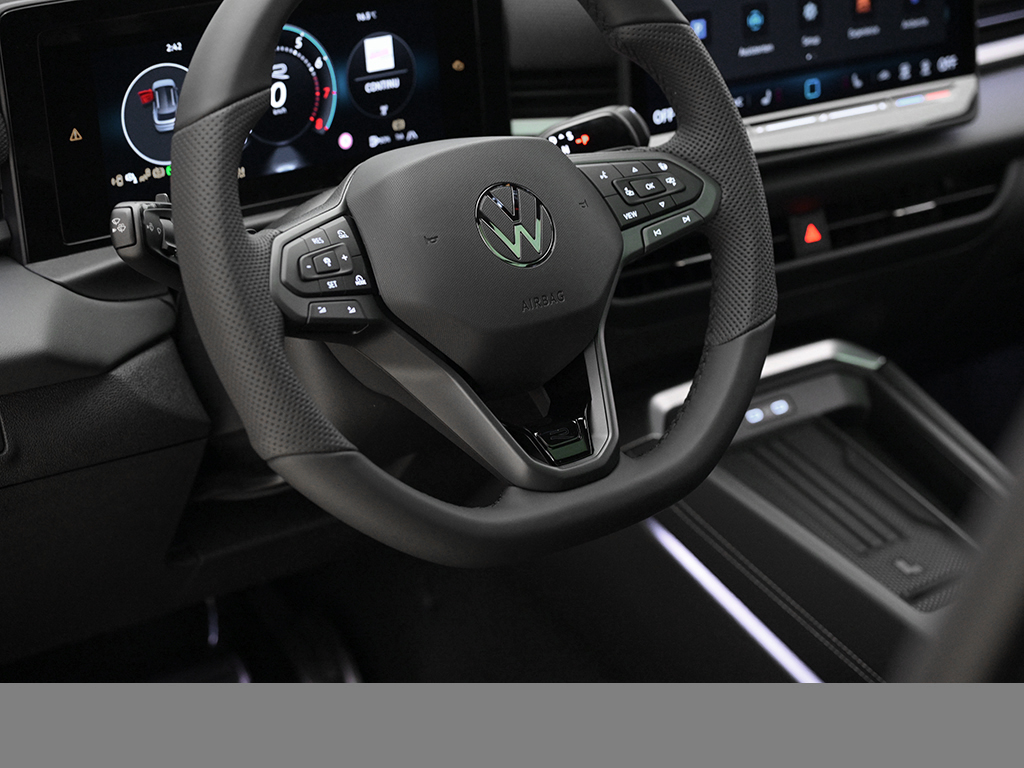 Volkswagen T-Roc 1.5 R-LINE DSG AHK PANO HARMANKARDON