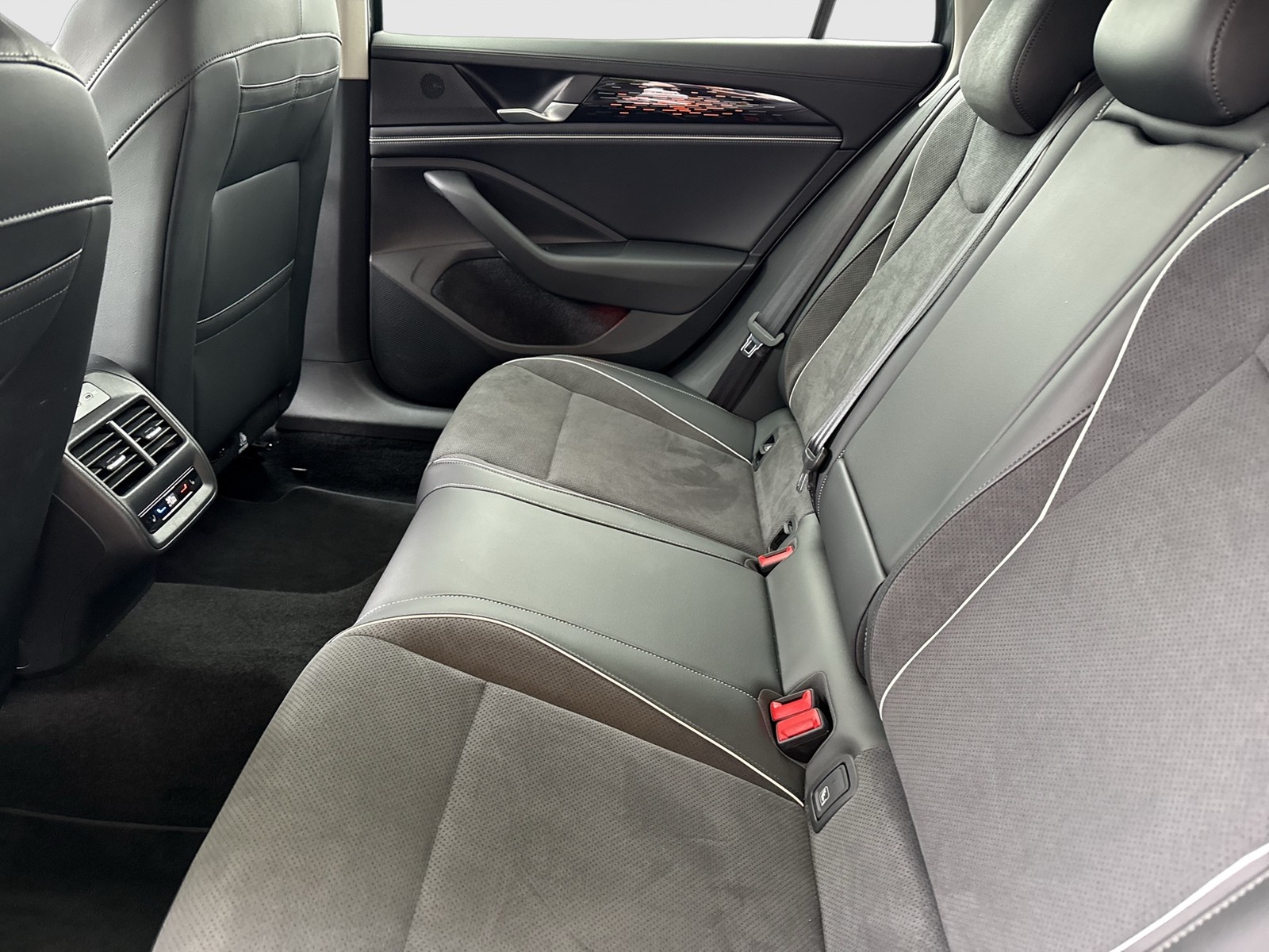 Volkswagen Passat Variant 2.0 BUSINESS NEUES MODELL STANDHZ