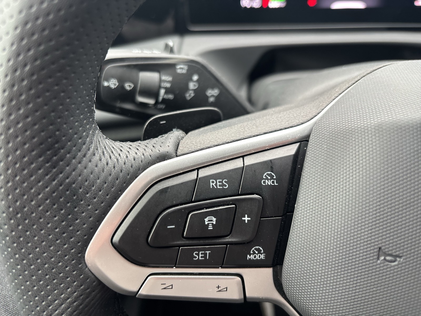 Volkswagen Tiguan 1.5 HYBRID R-LINE NAVI AHK LEDER KAMERA