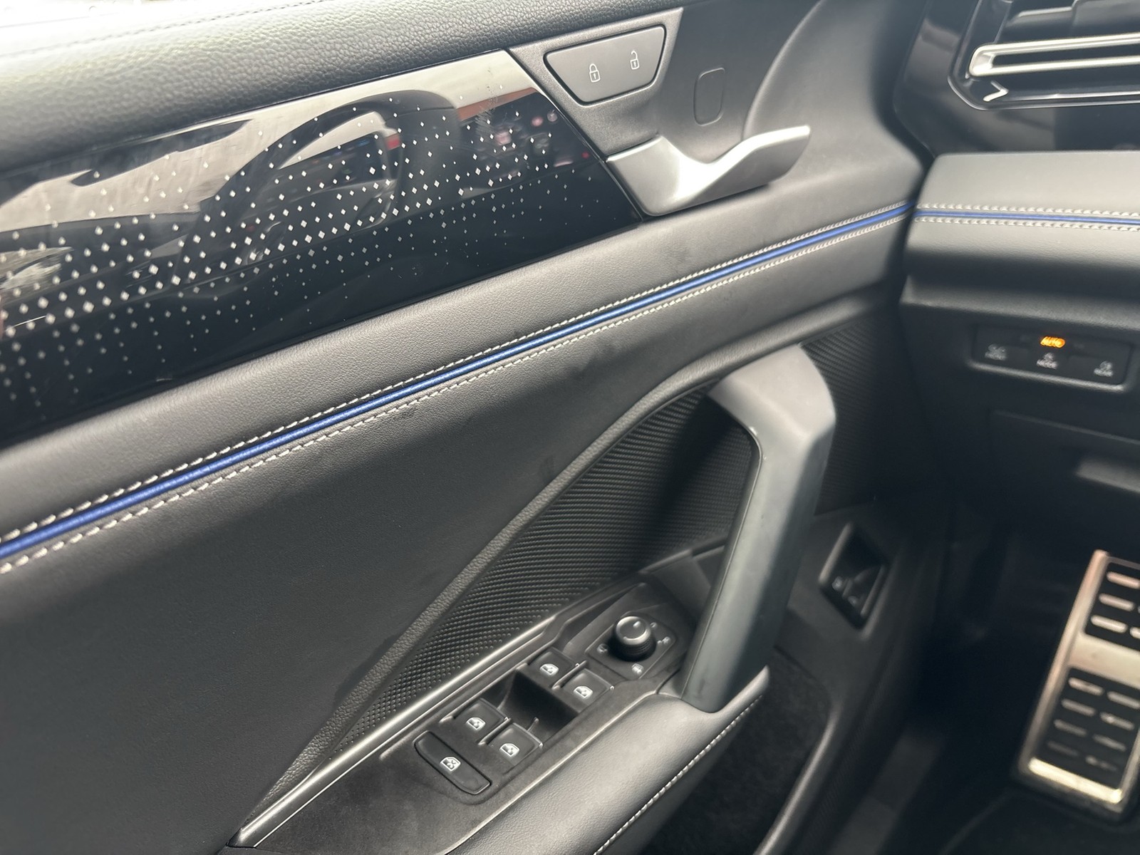 Volkswagen Tiguan 1.5 HYBRID R-LINE NAVI AHK LEDER KAMERA