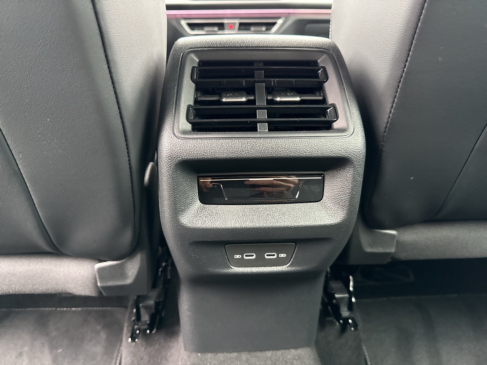 Volkswagen Tiguan 2.0 R-LINE NEUES MODELL AHK CAM ACC LM19