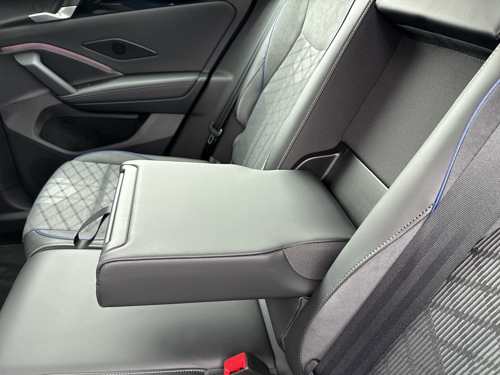 Volkswagen Tiguan 2.0 R-LINE NEUES MODELL AHK CAM ACC LM19