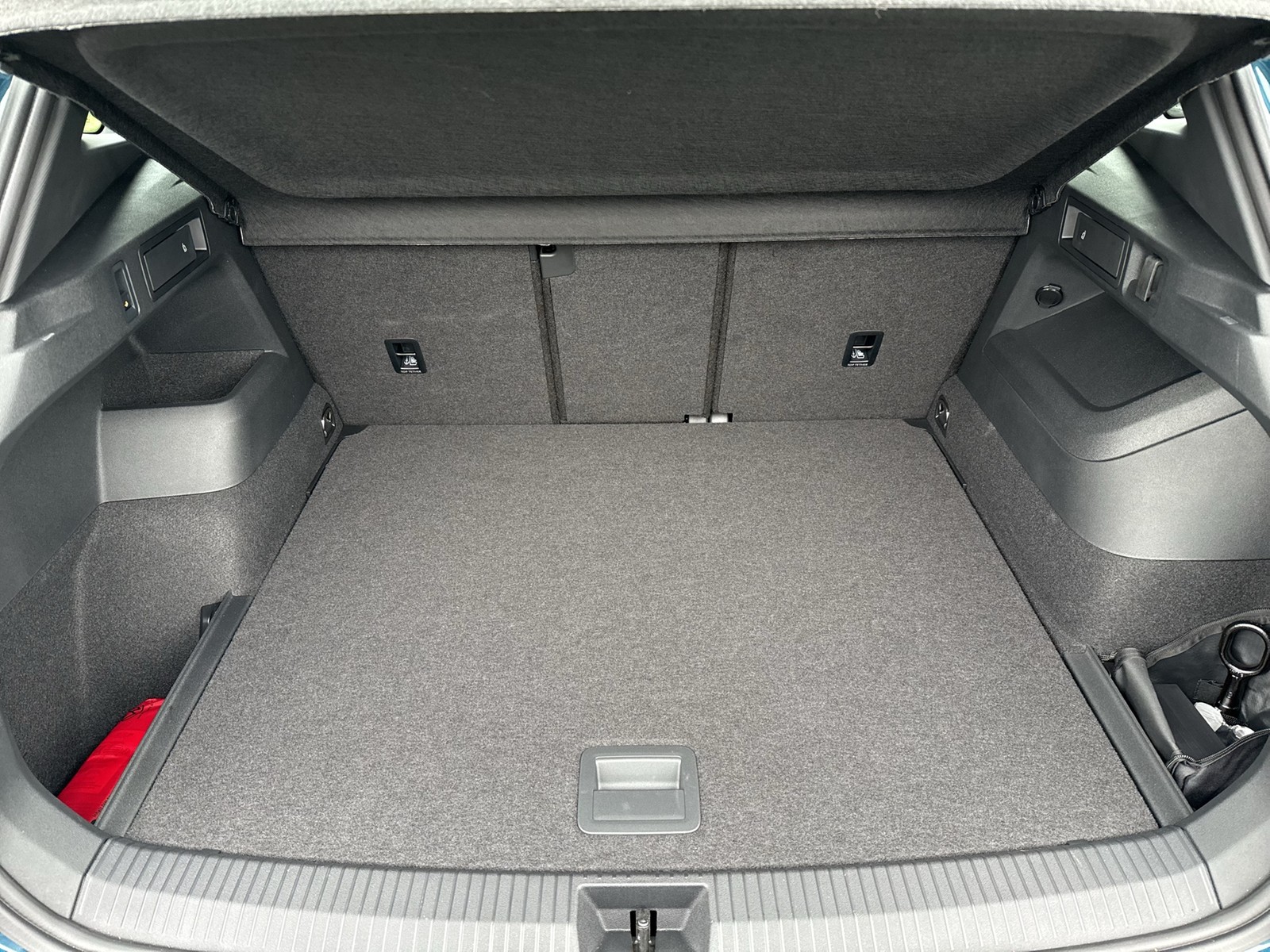 Volkswagen Tiguan 2.0 R-LINE NEUES MODELL AHK CAM ACC LM19