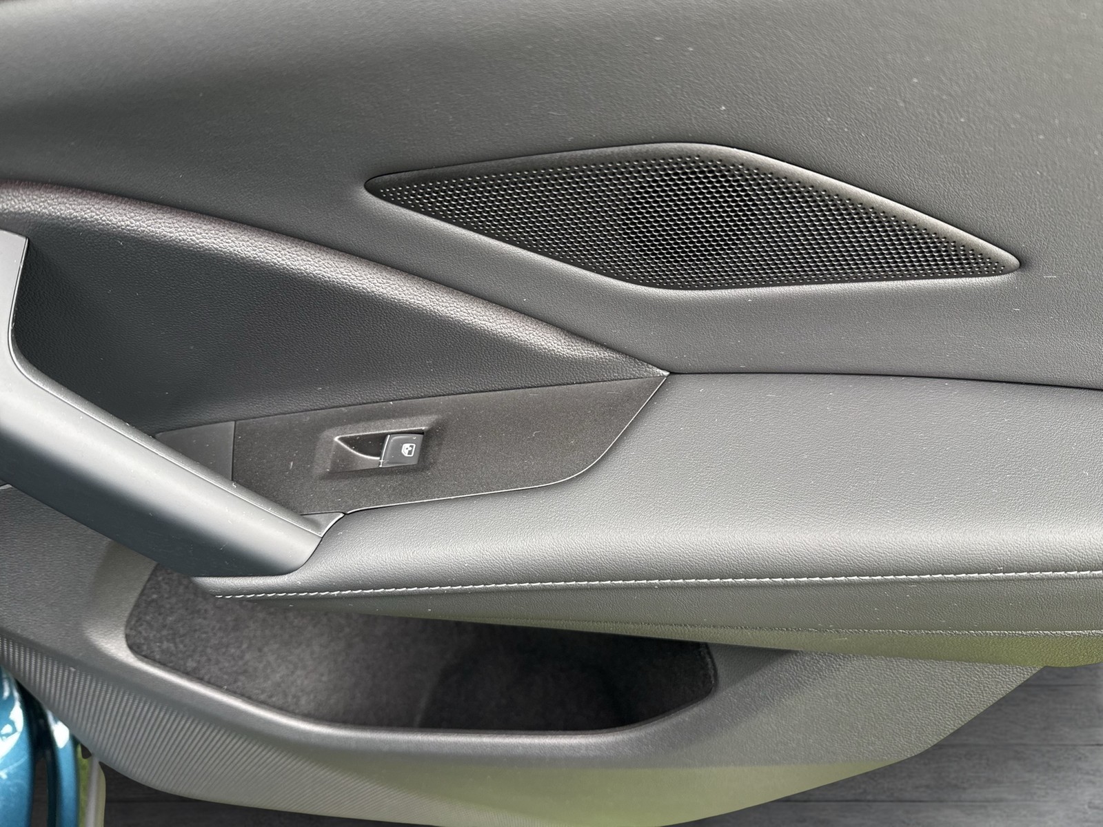 Volkswagen Tiguan 2.0 R-LINE NEUES MODELL AHK CAM ACC LM19