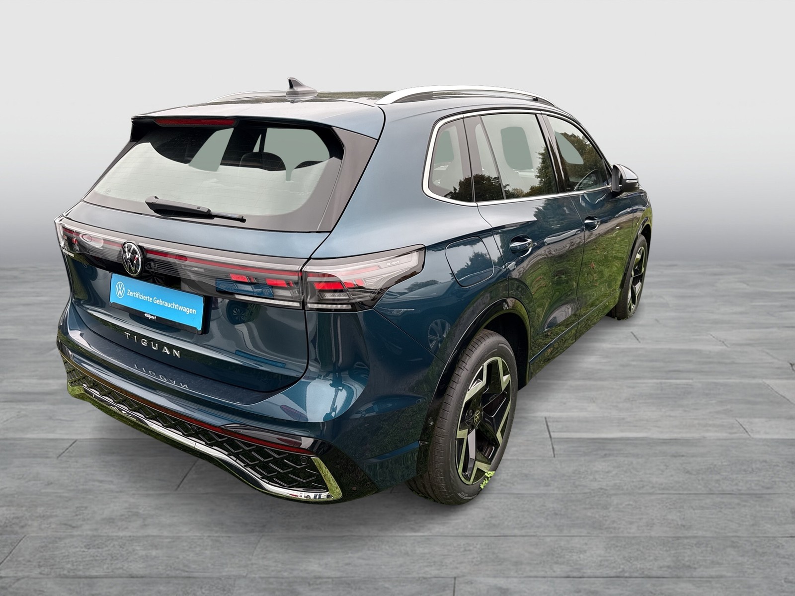 Volkswagen Tiguan 2.0 R-LINE NEUES MODELL AHK CAM ACC LM19