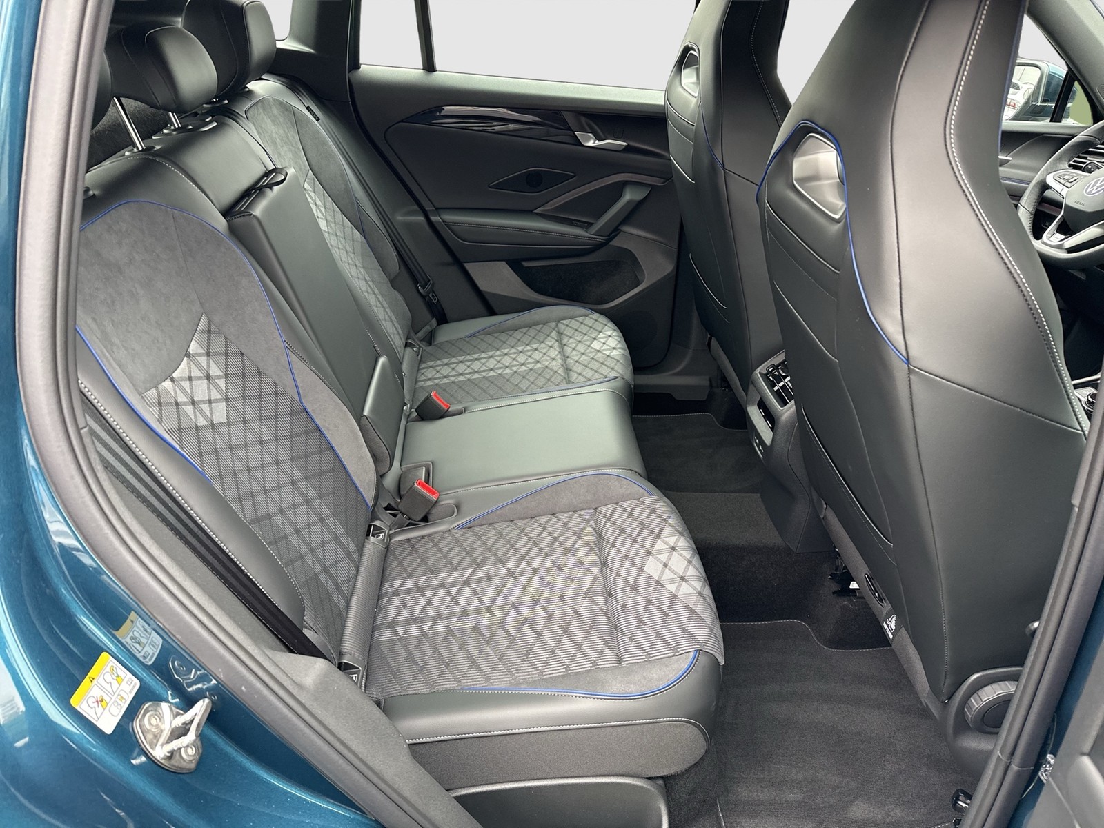 Volkswagen Tiguan 2.0 R-LINE NEUES MODELL AHK CAM ACC LM19