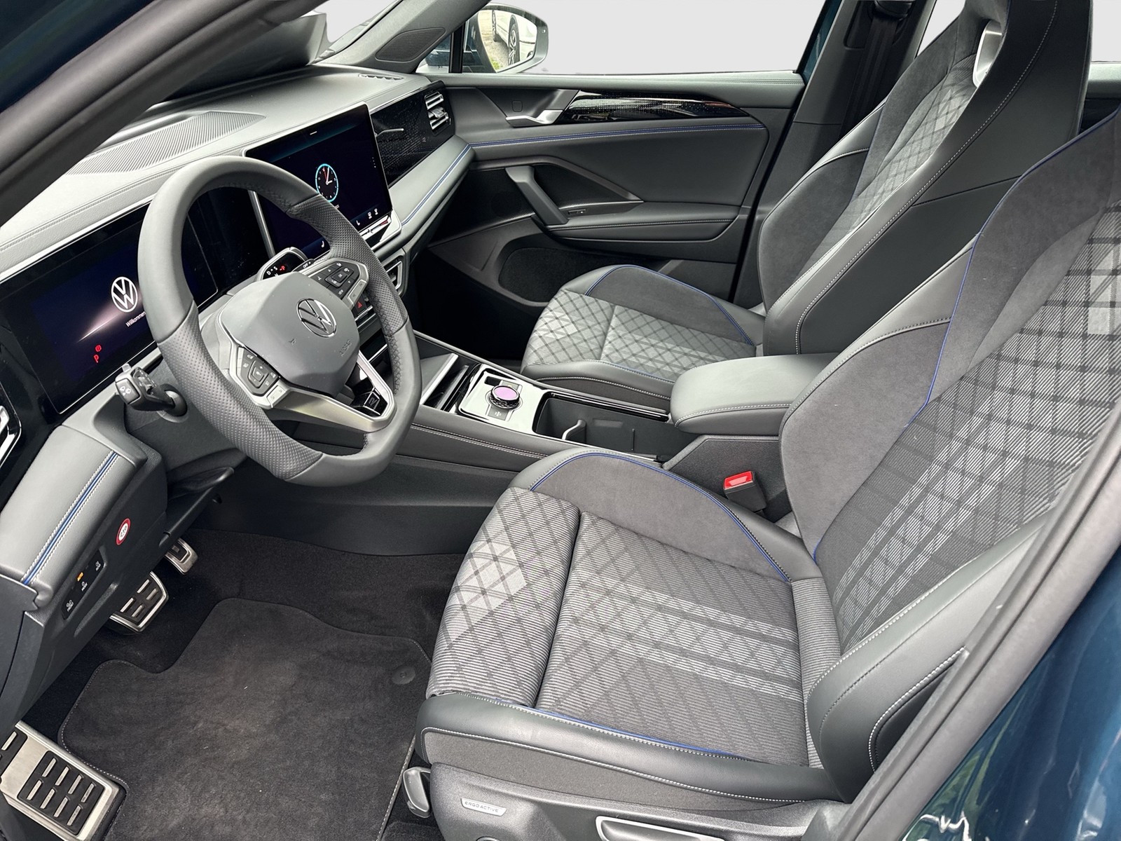 Volkswagen Tiguan 2.0 R-LINE NEUES MODELL AHK CAM ACC LM19