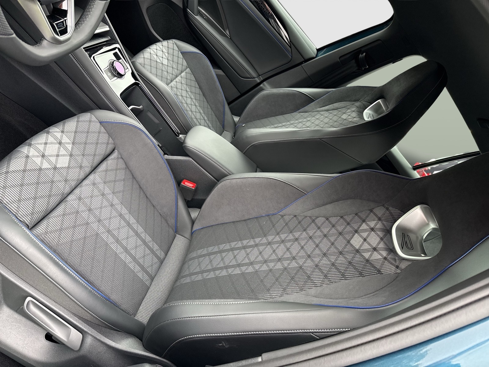 Volkswagen Tiguan 2.0 R-LINE NEUES MODELL AHK CAM ACC LM19