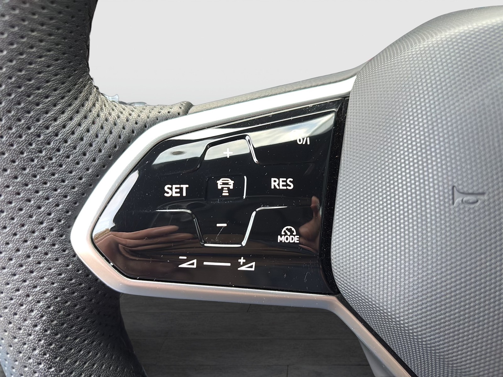 Volkswagen Touareg V6 R-LINE NEUES MODELL AHK CAM ACC LM19