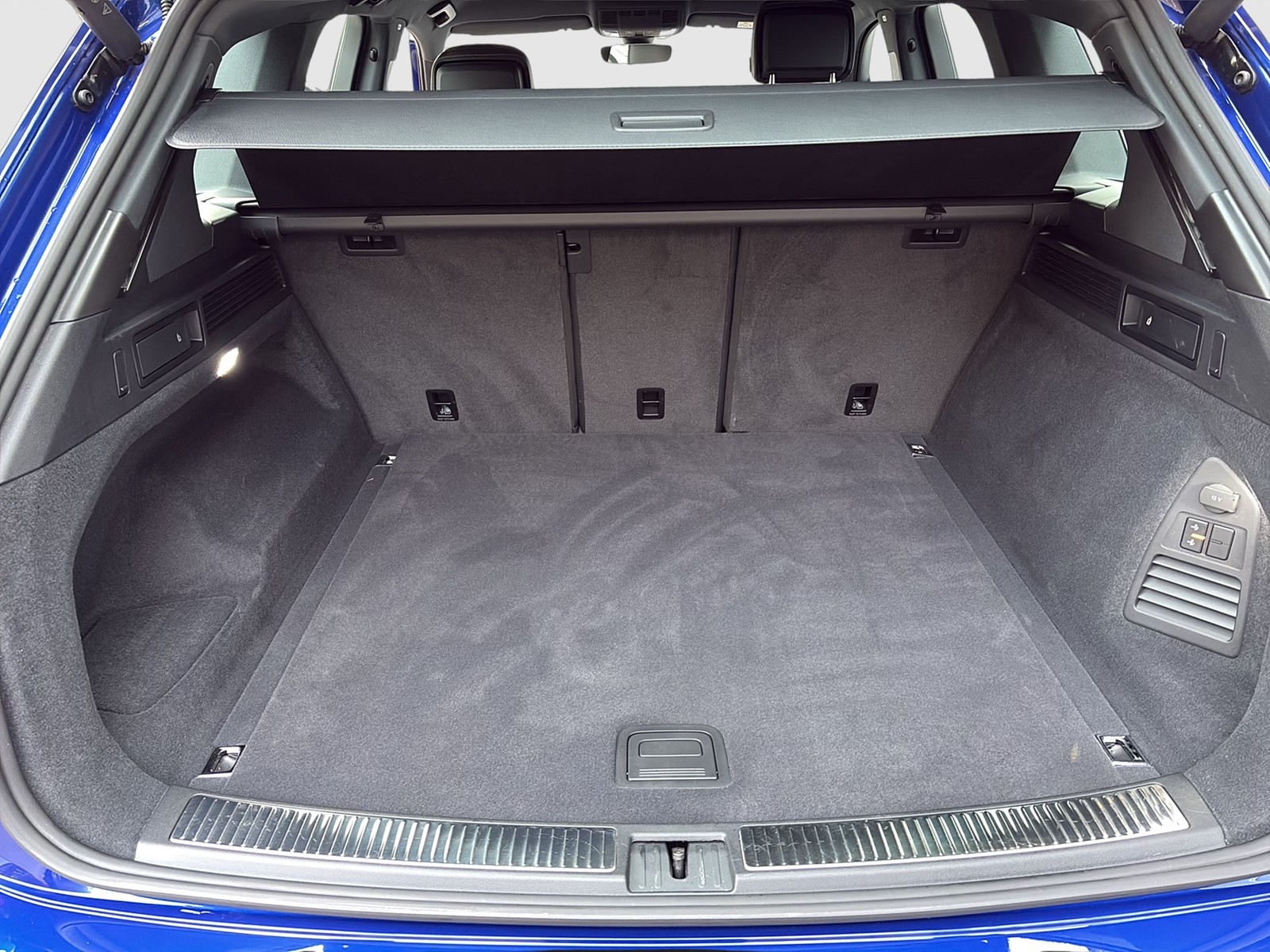 Volkswagen Touareg V6 R-LINE NEUES MODELL AHK CAM ACC LM19