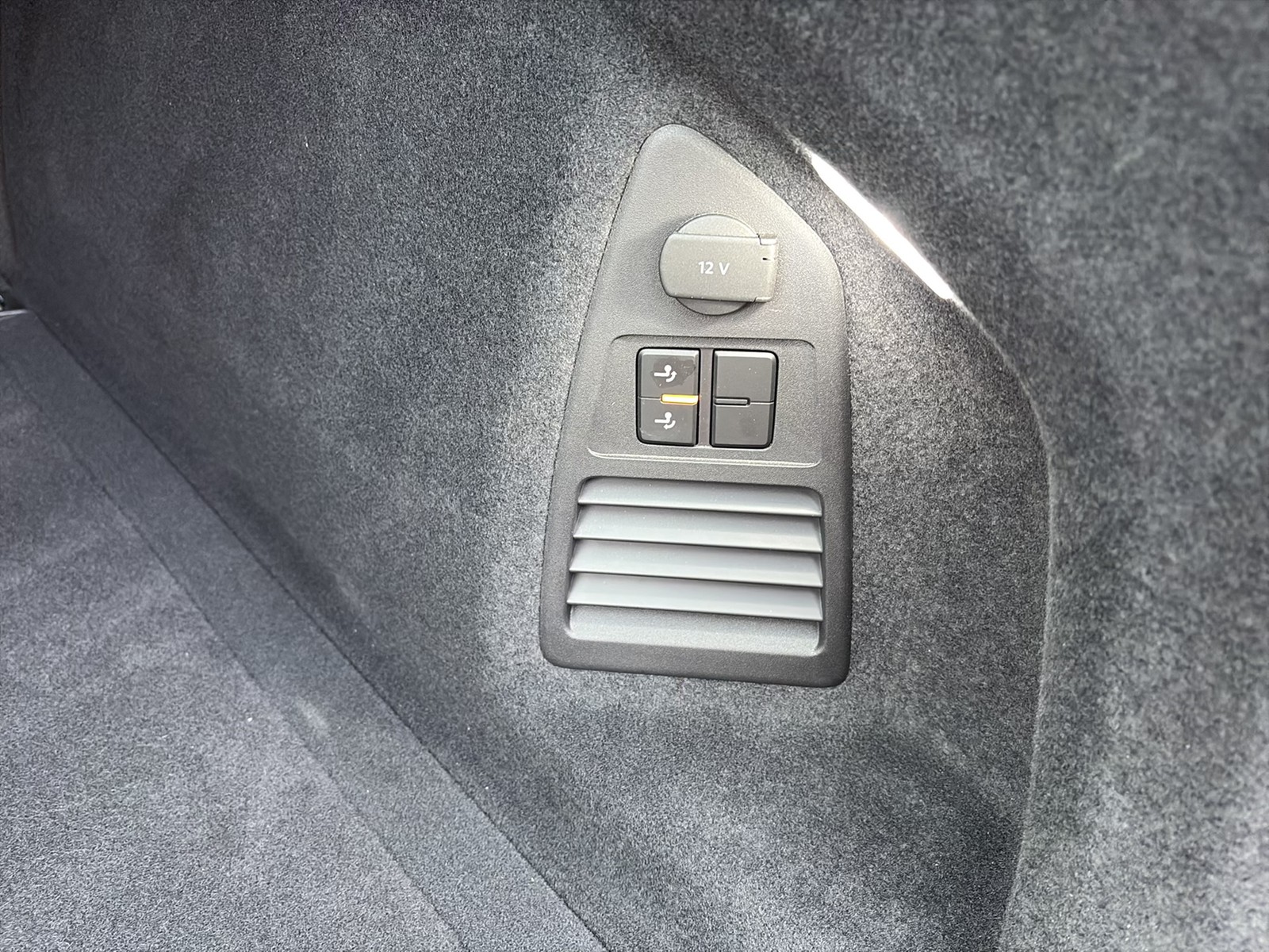 Volkswagen Touareg V6 R-LINE NEUES MODELL AHK CAM ACC LM19