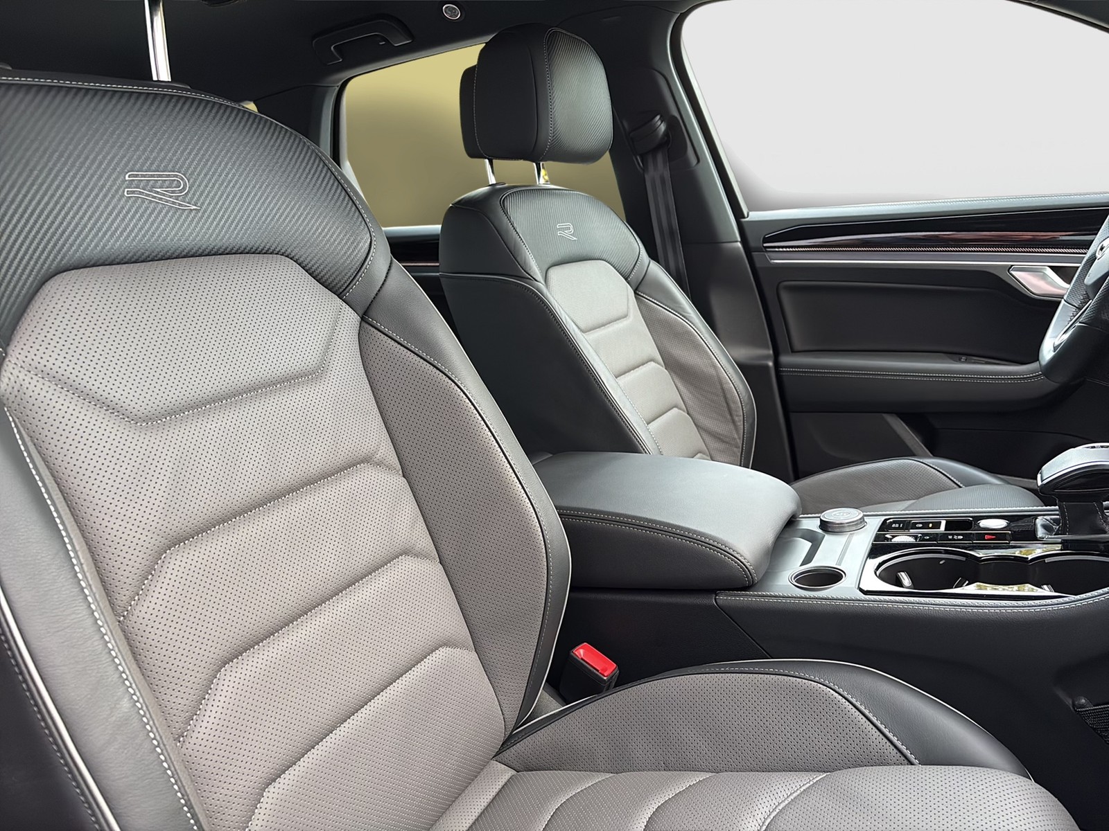 Volkswagen Touareg V6 R-LINE NEUES MODELL AHK CAM ACC LM19