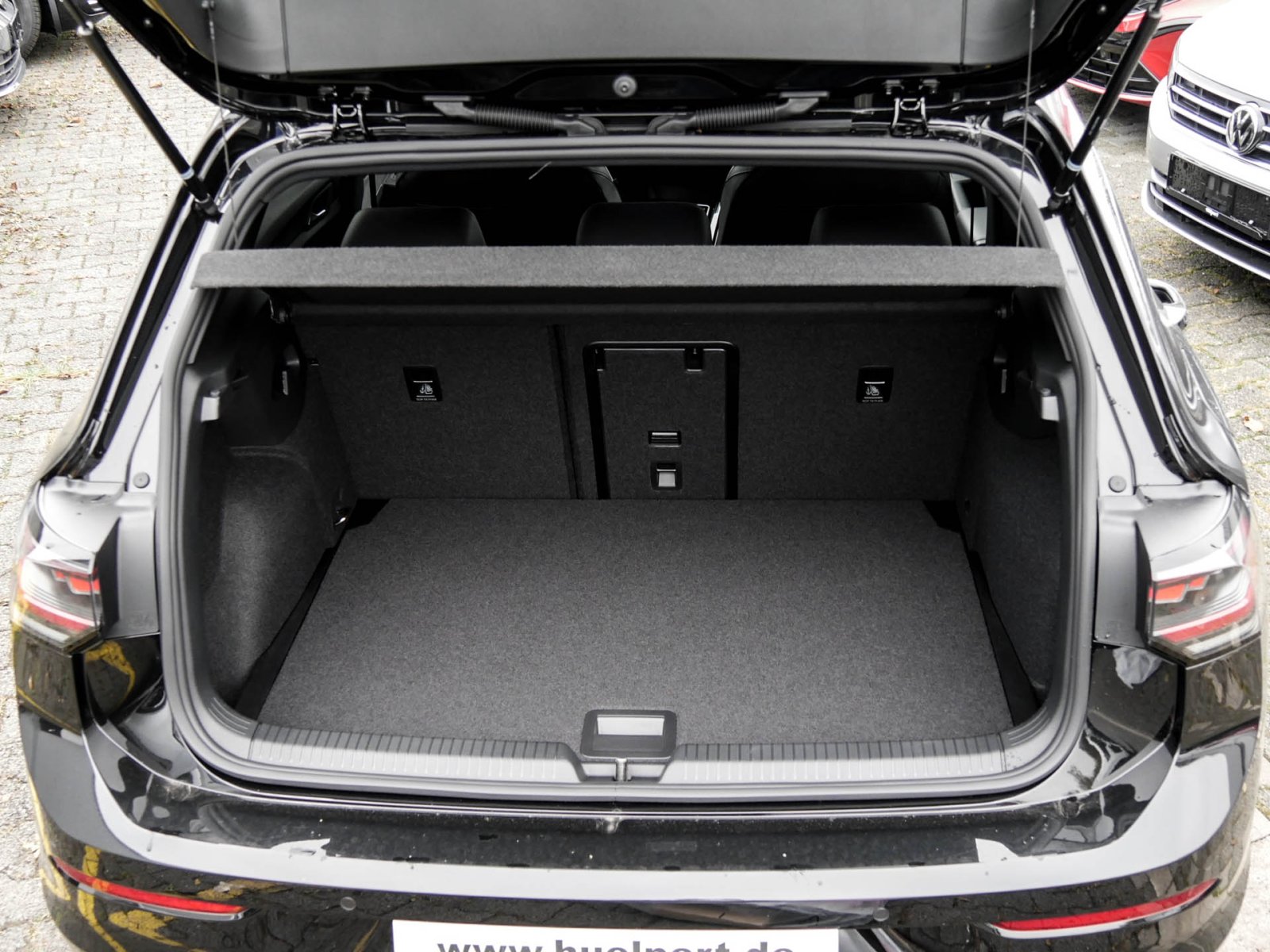 Volkswagen Golf VIII 1.5 eTSI EDITION 50 PANO CAM ACC LM18