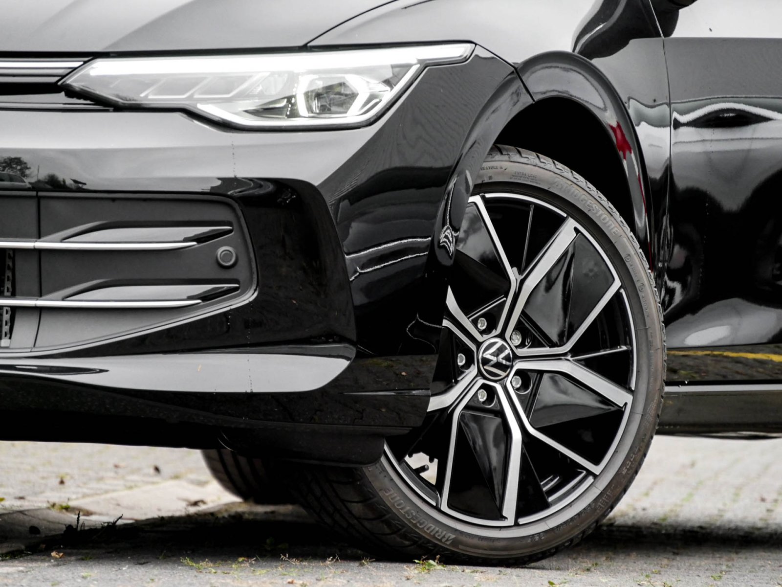 Volkswagen Golf VIII 1.5 eTSI EDITION 50 PANO CAM ACC LM18