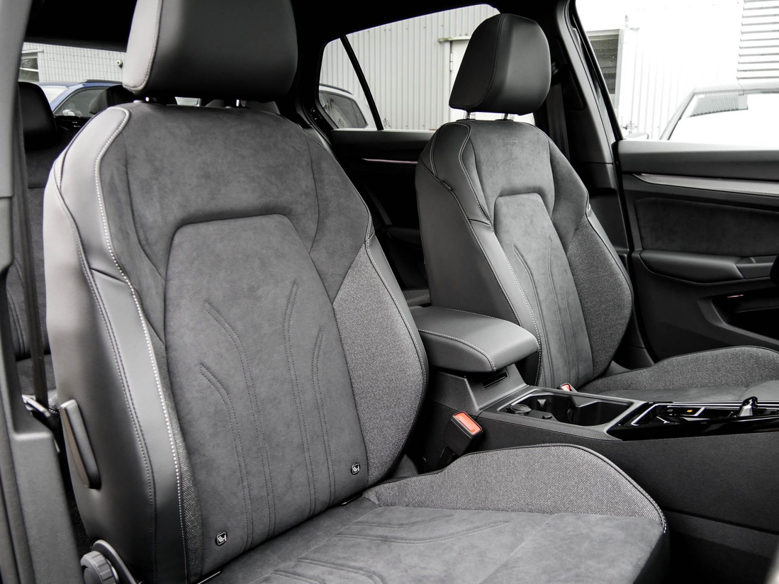 Volkswagen Golf VIII 1.5 eTSI EDITION 50 PANO CAM ACC LM18