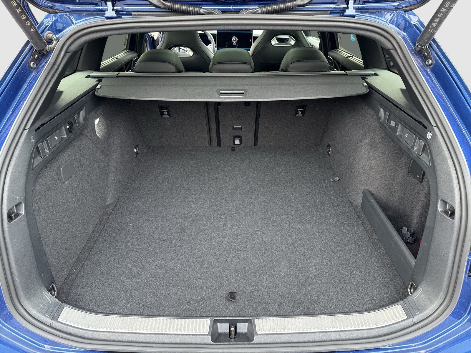 Volkswagen Passat Variant 1.5 HYBRID R-LINE NEUESMODELL AHK