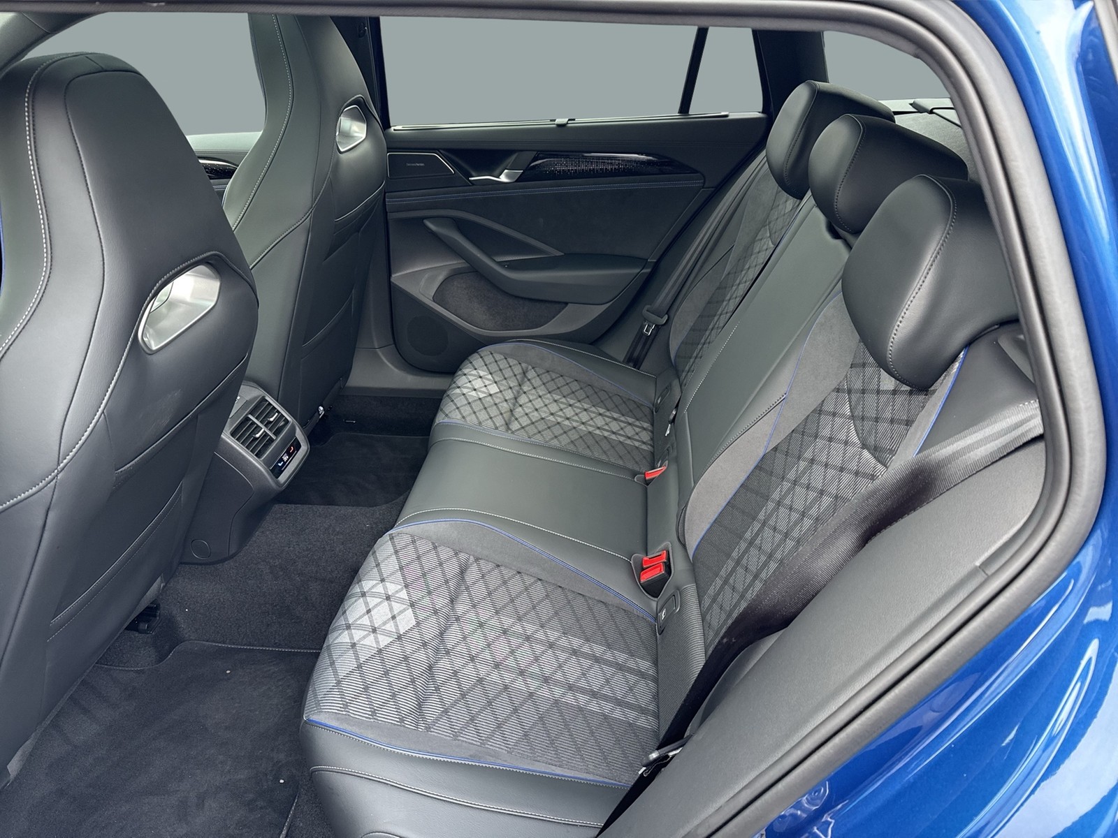 Volkswagen Passat Variant 1.5 HYBRID R-LINE NEUESMODELL AHK