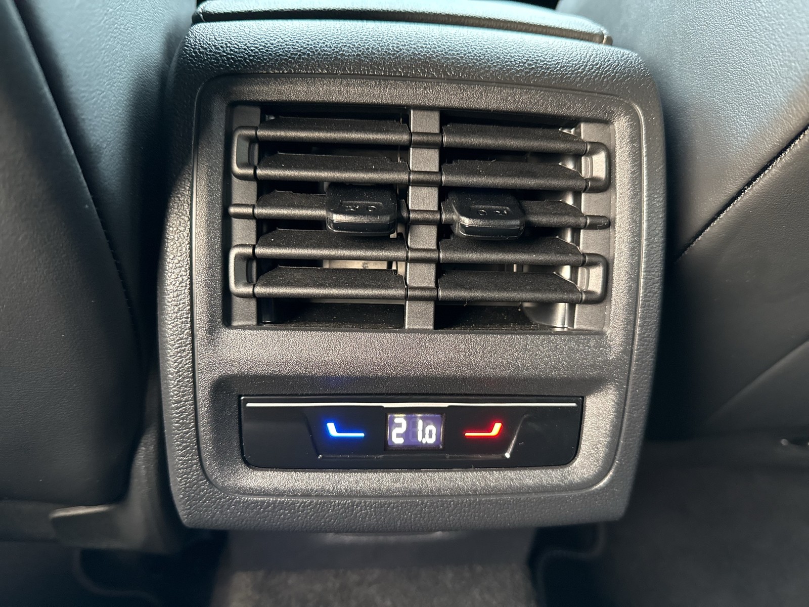 Volkswagen Golf VIII 1.5 R-LINE FACELIFT CAM ACC CARPLAY