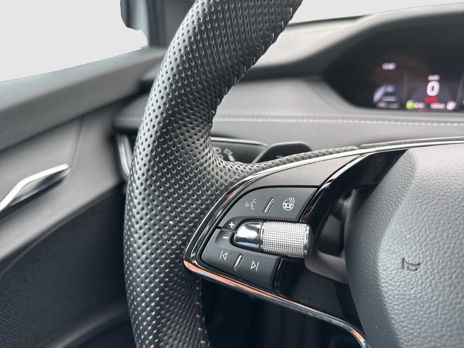 Skoda Enyaq 80 SPORTLINE WÄRMEPUMPE 360°CAM ACC LM20