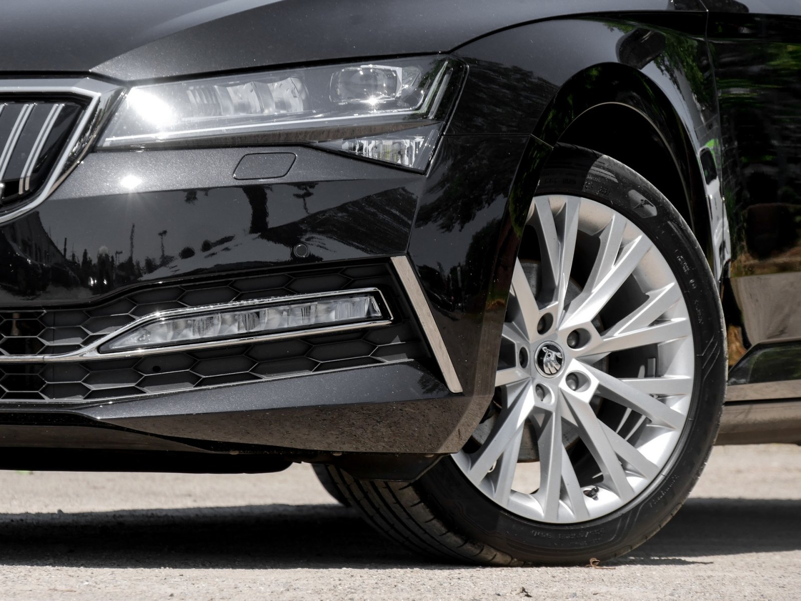 Skoda Superb Combi 1.4 iV STYLE LEDER STANDHZ. AHK CAM