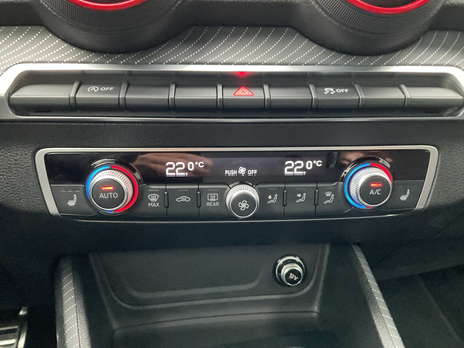 Audi Q2 35 S LINE BLACKPAK PANO AHK LM18 CARPLAY