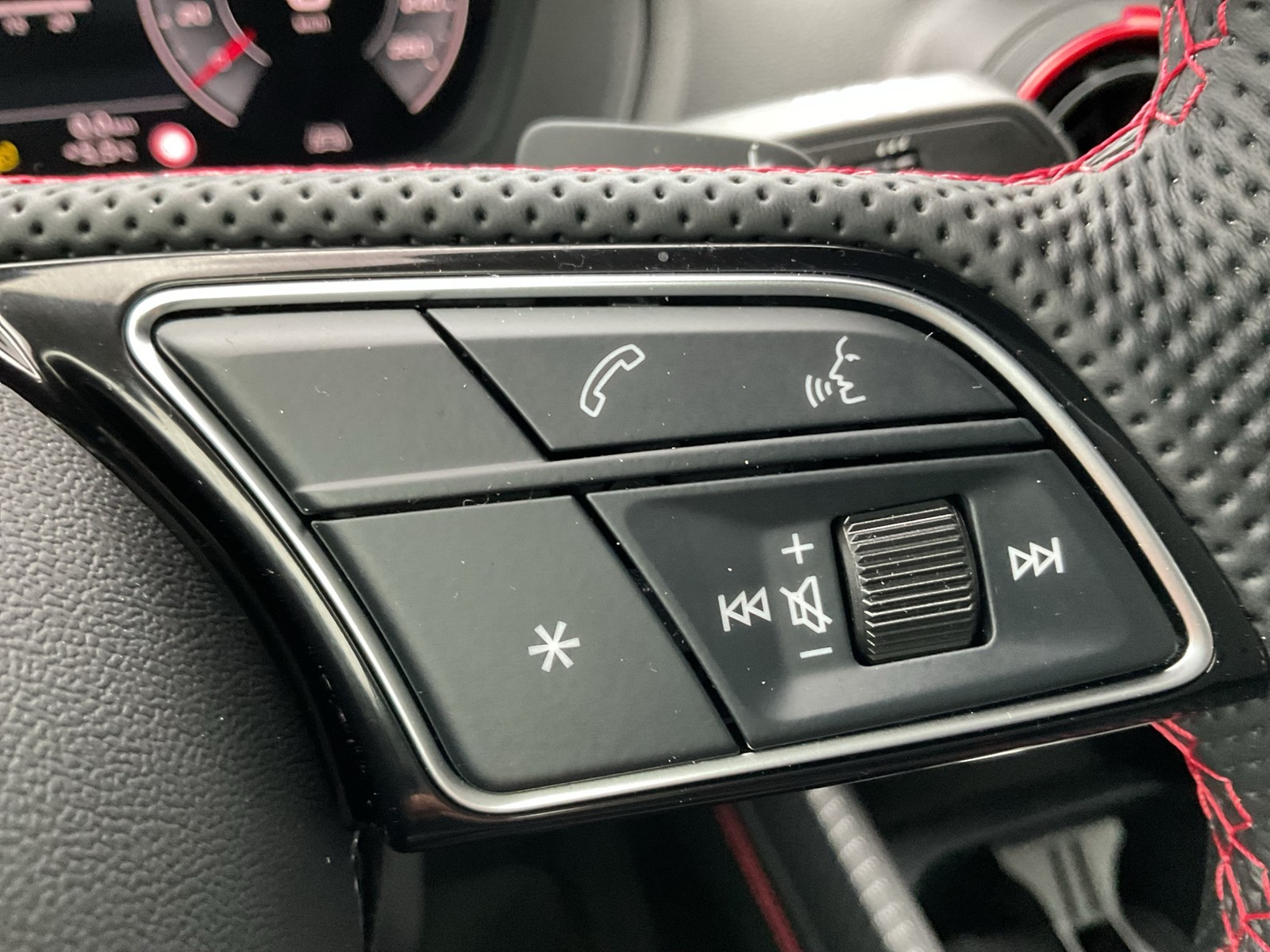 Audi Q2 35 S LINE BLACKPAK PANO AHK LM18 CARPLAY