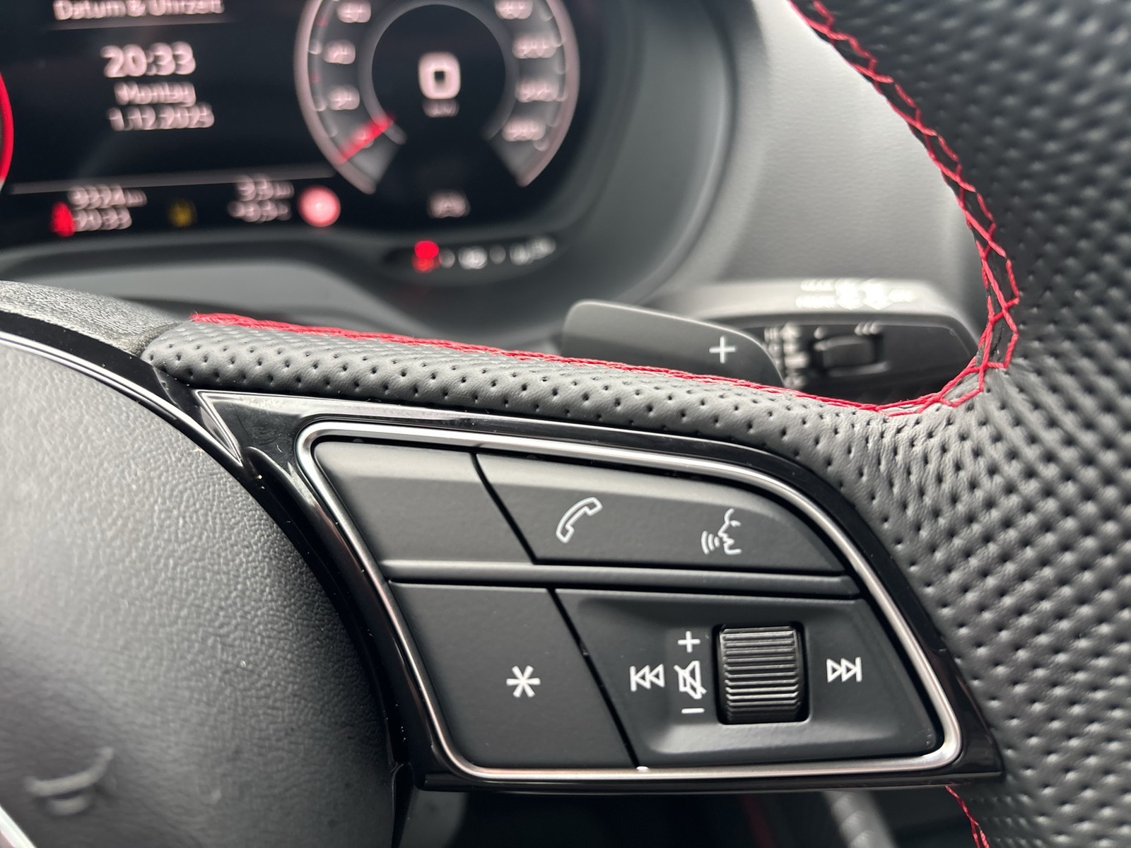 Audi Q2 35 S LINE BLACKPAK PANO AHK LM18 CARPLAY