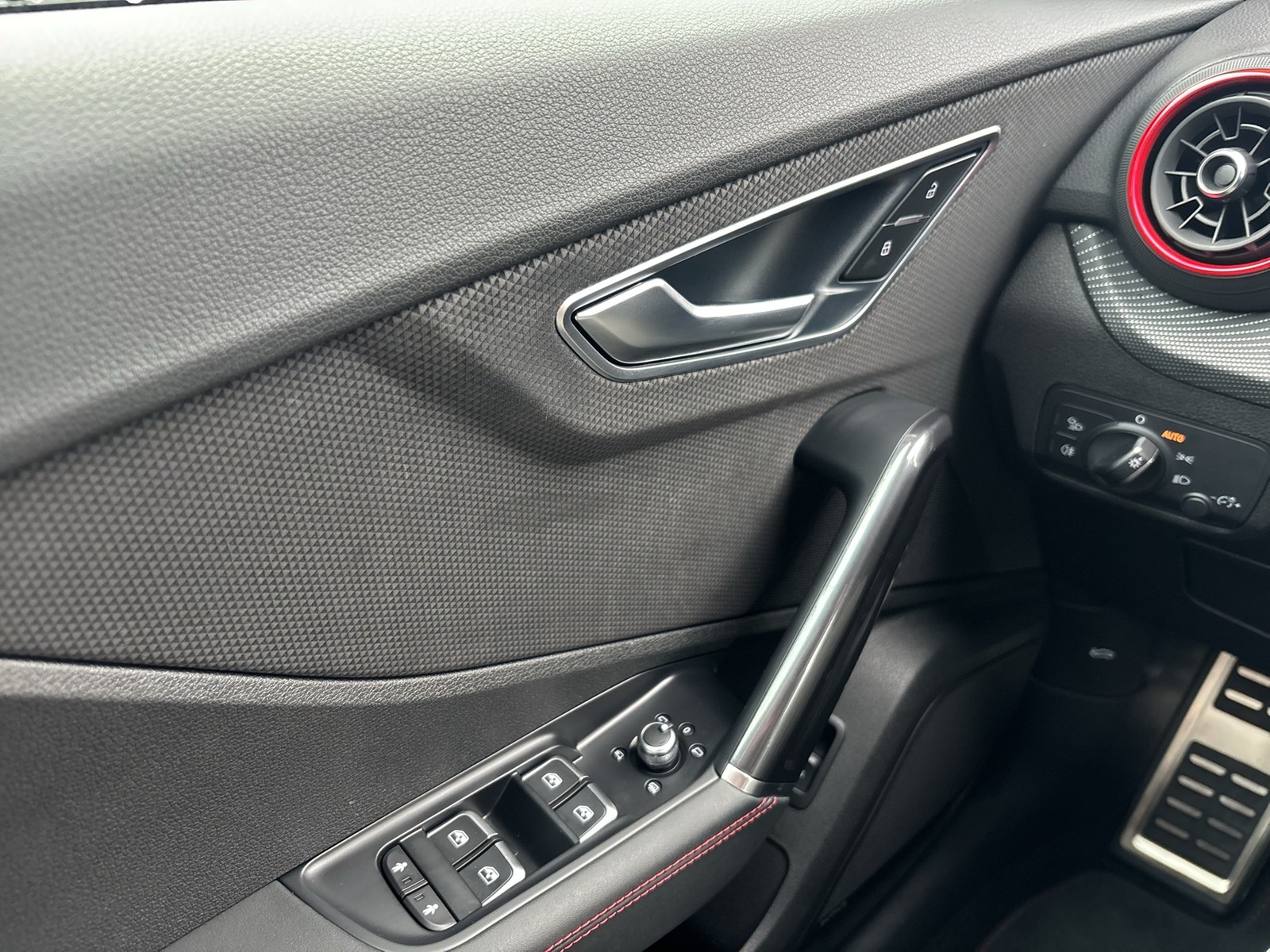 Audi Q2 35 S LINE BLACKPAK PANO AHK LM18 CARPLAY