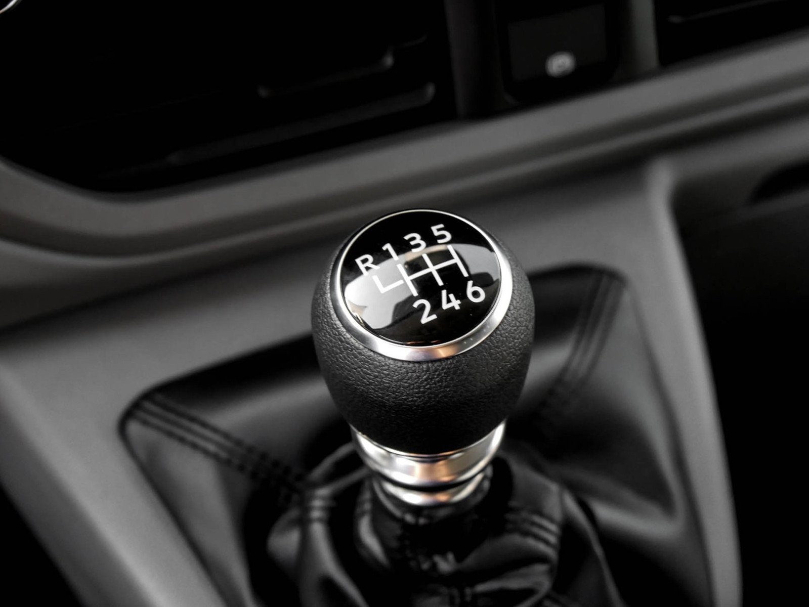 Volkswagen T7 Transporter KR KASTEN CAM AHK-VORB. HOLZBODEN