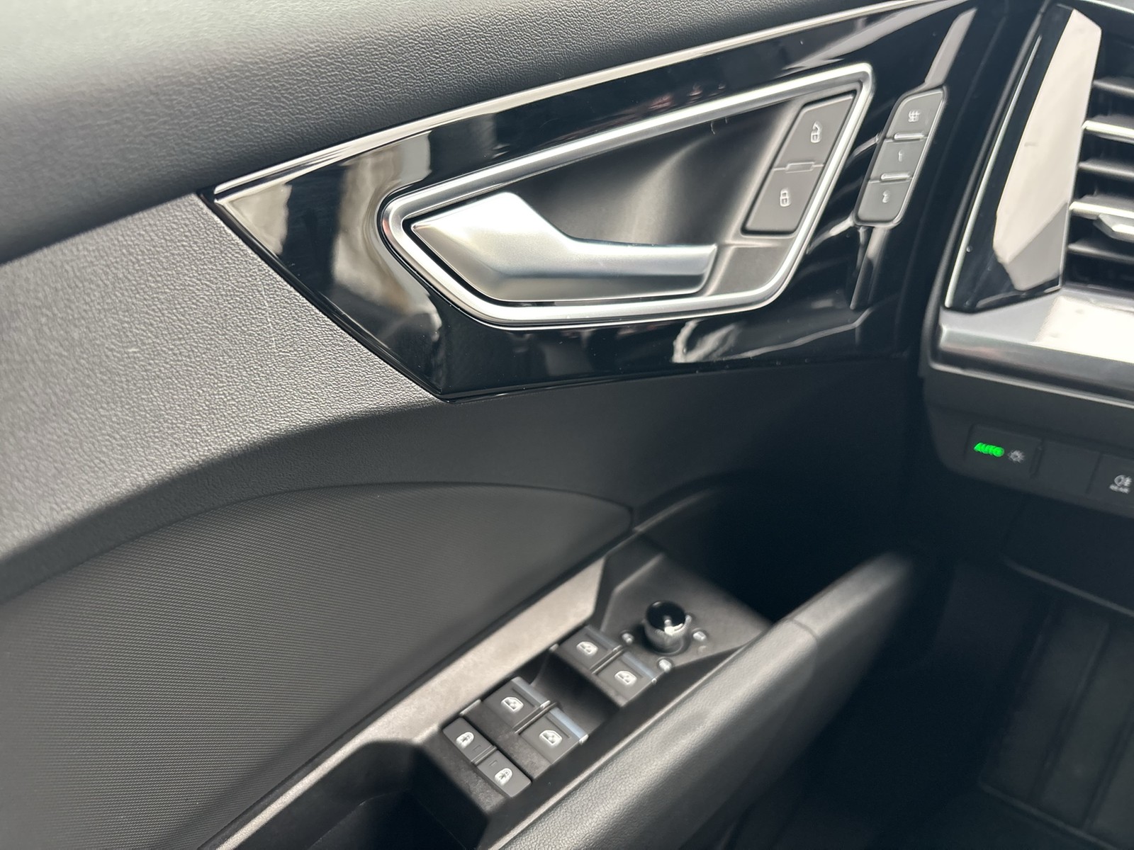 Audi Q4 e-tron 45 S LINE BLACKPAK PANO CAM ACC LM21